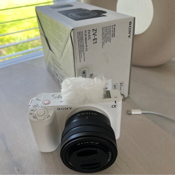 Sony ZV-E1 Mirrorless Camera with 28-60mm Lens - white - Picture 3 of 10